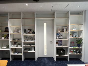 雑誌、新聞、無料貸出しコーナー - コワーキングスペースMangrove 【4名会議室】RoomDの設備の写真