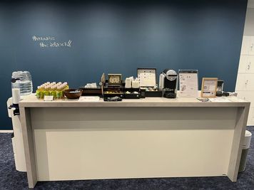 充実したドリンクコーナーをご用意しています。 - コワーキングスペースMangrove 【4名会議室】RoomDの設備の写真
