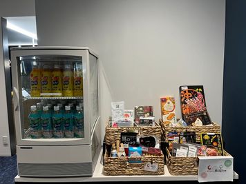 沖縄限定ドリンク、お菓子、おつまみ、雑貨コーナー
（受付カウンターにてご精算ください） - コワーキングスペースMangrove 【4名会議室】RoomDの設備の写真