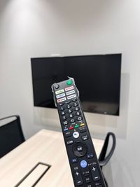 モニター利用可能。（受付カウンターにて申しつけください） - コワーキングスペースMangrove 【4名会議室】RoomDの室内の写真