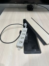 コンセントタップ、有線LANケーブル、HDMIケーブル有り。 - コワーキングスペースMangrove 【4名会議室】RoomDの室内の写真