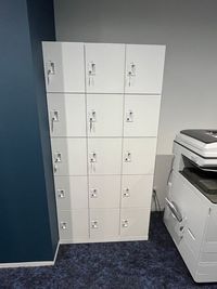 個人ロッカー（利用時間中は無料でご利用いただけます） - コワーキングスペースMangrove 【4名会議室】RoomDの設備の写真