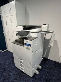 複合機・・・カラー、モノクロ1枚10円
（印刷用プリペイドカード1枚貸出し。受付カウンターにて印刷枚数分の料金をご精算ください） - コワーキングスペースMangrove 【4名会議室】RoomDの設備の写真
