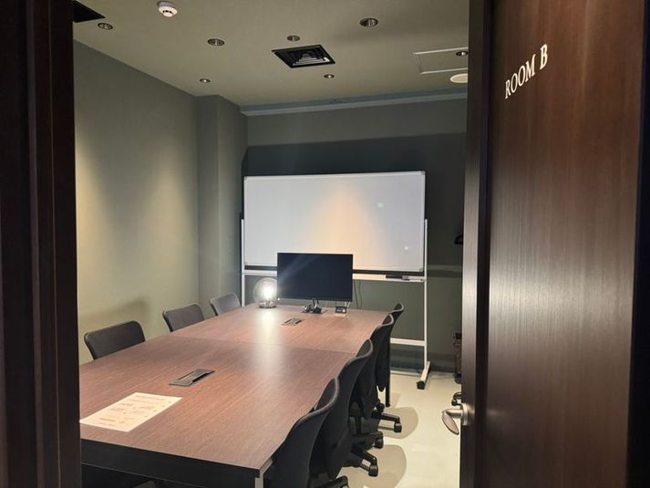 最大8名でお使いいただける会議室です。 - BasisPoint 八王子店 【8名会議室RoomB】八王子エリアの室内の写真