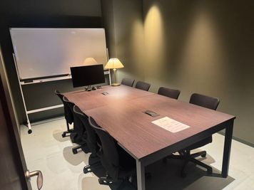 オシャレな内装が好評です。 - BasisPoint 八王子店 【8名会議室RoomB】八王子エリアの室内の写真