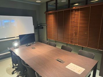 ブラインドを下げて外から目隠しすることも可能です。 - BasisPoint 八王子店 【8名会議室RoomB】八王子エリアの室内の写真