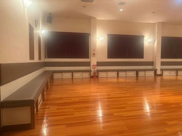 30名が座れるロングベンチ　レンタルスタジオ中村公園　名古屋市中村区 - レンタルスタジオ中村公園 【通常プラン10～40名】多目的スペース　名古屋市中村区の室内の写真