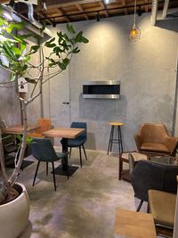 店内８席の落ち着いた雰囲気 - 当日予約可！１階がカフェ&Bar２階がサロンのスペース カフェ居抜きキッチン付き古民家スペースの室内の写真