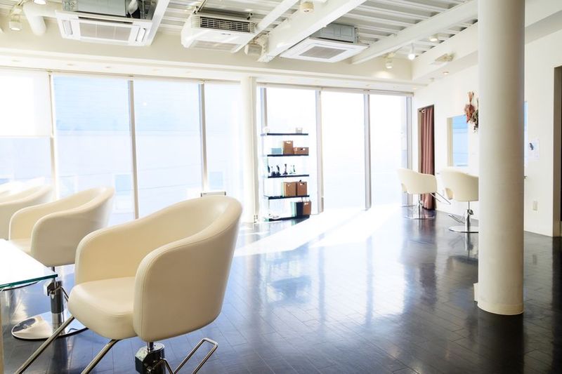 自然の光が入る店内 - 代官山美容室ARC＋ レンタルスペースの室内の写真