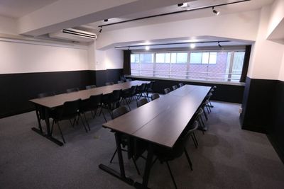 リンクスペース神田B　駅近貸会議室/ゆったり懇親会/セミナー会場 リンクスペース神田B🌙【貸会議室/懇親会/セミナー/講習会】の室内の写真