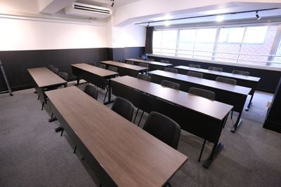 リンクスペース神田B　駅近貸会議室/ゆったり懇親会/セミナー会場 リンクスペース神田B🌙【貸会議室/懇親会/セミナー/講習会】の室内の写真