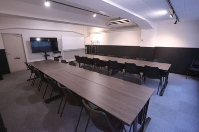 リンクスペース神田B　駅近貸会議室/ゆったり懇親会/セミナー会場 リンクスペース神田B🌙【貸会議室/懇親会/セミナー/講習会】の室内の写真