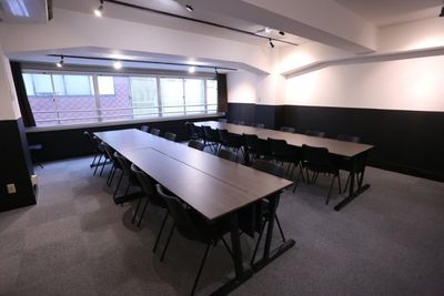 リンクスペース神田B　駅近貸会議室/ゆったり懇親会/セミナー会場 リンクスペース神田B🌙【貸会議室/懇親会/セミナー/講習会】の室内の写真