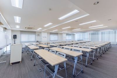 レイアウトイメージ（スクール形式） - 東京会議室 田町CC 東京会議室田町カンファレンスセンターの室内の写真