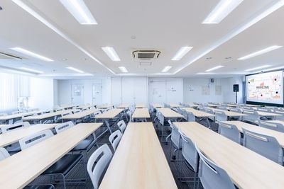 レイアウトイメージ（スクール形式） - 東京会議室 田町CC 東京会議室田町カンファレンスセンターの室内の写真