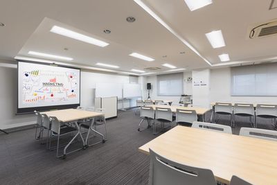 レイアウトイメージ（島型） - 東京会議室 田町CC 東京会議室田町カンファレンスセンターの室内の写真