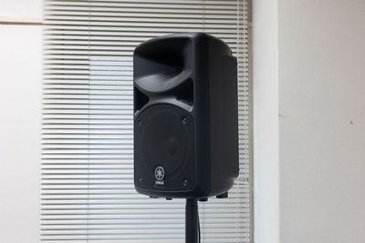 スピーカー（左右1台ずつ） - 東京会議室 田町CC 東京会議室田町カンファレンスセンターの室内の写真