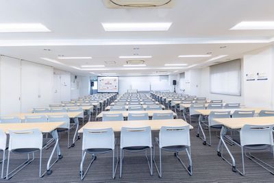 レイアウトイメージ（スクール形式） - 東京会議室 田町CC 東京会議室田町カンファレンスセンターの室内の写真