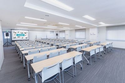 レイアウトイメージ（スクール形式） - 東京会議室 田町CC 東京会議室田町カンファレンスセンターの室内の写真