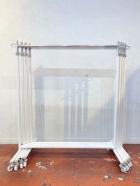 備品　ハンガーラック×５（細）幅900mm×高さ1050mm〜1800mm ハンガーラック×3（太）幅830mm×高さ1140mm〜1800mm - gallery space 96 レンタルスペースの設備の写真