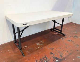 備品　平テーブル（大）1820mm×760mm 平テーブル（小）1220mm×600mm 高さ560mm〜860mm - gallery space 96 レンタルスペースの設備の写真