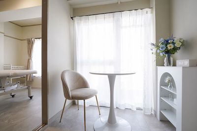 カウンセリングスペースと施術部屋 - レンタルサロンLOHASIS 池袋 レンタルサロン LOHASIS 池袋の室内の写真