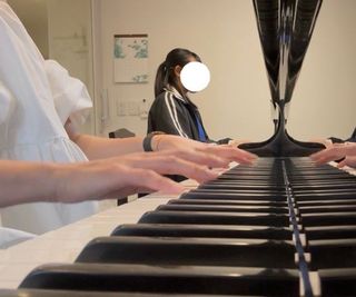 グランドピアノ2台を並行に並べており、2台4手の練習をしている様子です - certo音楽教室（新割木教室） certo音楽教室・新割木教室(東浦町)の室内の写真