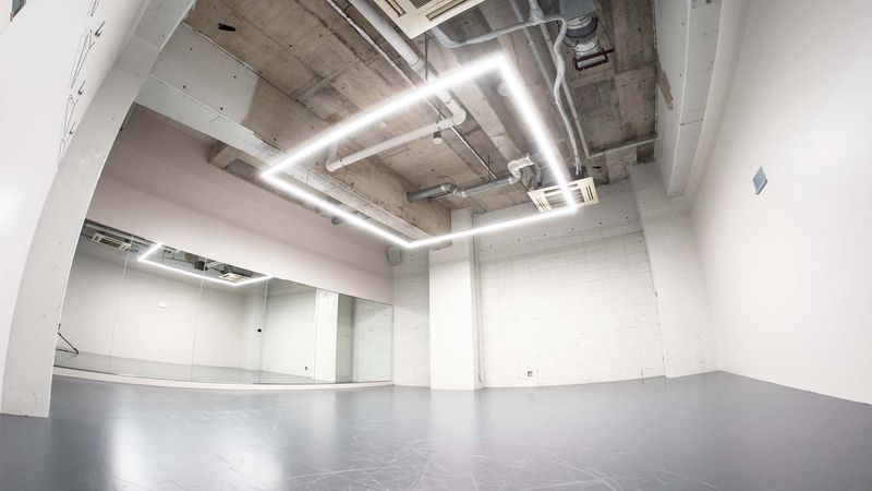 51平米、天高4mの開放的なスペースです！ - in the house / Nishiwaseda A studioの室内の写真