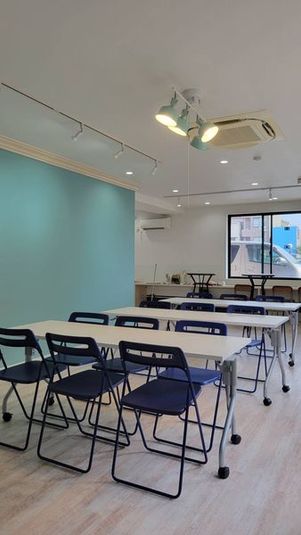 自由にレイアウトできる長机と椅子でセミナーやワークショップに最適です - MMM(トリプルエム) ギャラリー・レンタルスペース・マルシェイベントの室内の写真