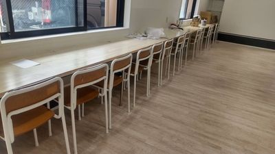 備え付けのテーブル＆スクール椅子 - MMM(トリプルエム) ギャラリー・レンタルスペース・マルシェイベントの室内の写真