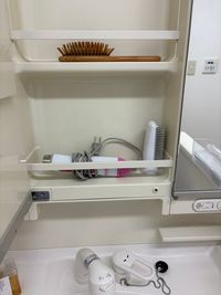 ドライヤーは洗面台の鏡とびらの中に入っています - シェアサロンつむぎ 静岡駅・新静岡駅から徒歩8分☆完全個室のプライベートシェアサロンの設備の写真