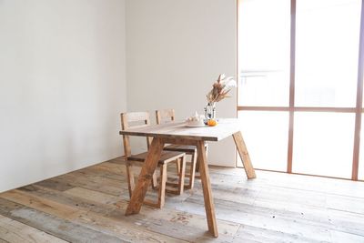 テーブルと椅子 - フォトサービスお写んぽスタジオ 自然光が自慢の撮影スタジオの室内の写真