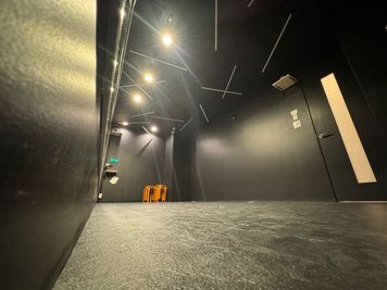 室内全体と丸椅子4脚、音響2台 - 綱島 レンタルスタジオ　STUDIO BUZZ 1stの室内の写真