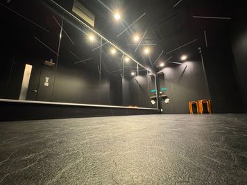 室内全体と丸椅子4脚 - 綱島 レンタルスタジオ　STUDIO BUZZ 1stの室内の写真