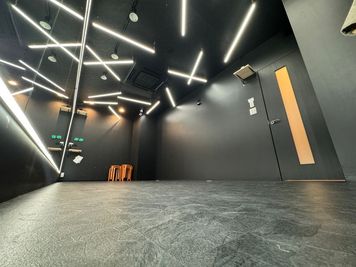 室内全体と丸椅子4脚、音響2台 - 綱島 レンタルスタジオ　STUDIO BUZZ 1stの室内の写真
