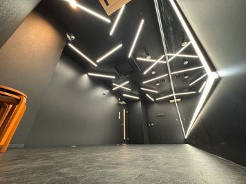 室内全体と丸椅子4脚 - 綱島 レンタルスタジオ　STUDIO BUZZ 1stの室内の写真