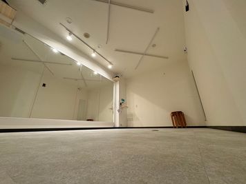 丸椅子2脚、音響2台 - 綱島 レンタルスタジオ　STUDIO BUZZ 2stの室内の写真