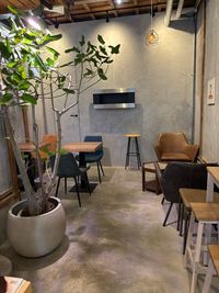 店内８席の落ち着いた雰囲気 - 当日予約可！１階がカフェ&Bar２階がサロンのスペース カフェ居抜きキッチン付き古民家スペースの室内の写真