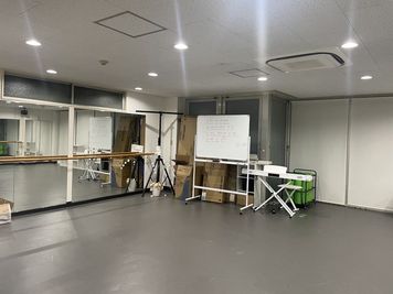 ホワイトボード、キーボード、ヨガマット、プロジェクターなど - studioせんす 更衣室付きレンタルスタジオの設備の写真