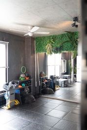 HALU代官山 パーソナルジムPolish　タフスタッフなど使いやすいトレ機材の室内の写真