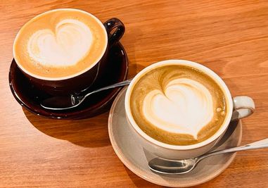 こだわりのCoffee、カフェラテ、宇治抹茶（京都一番茶）ラテ、ほうじ茶ラテ、その他ソフトドリンクも充実。 - cafe & bar SUU 東京スカイツリー前（押上駅）から徒歩2分の Cafe & Barの室内の写真