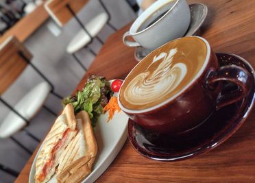 cafe & bar SUU 東京スカイツリー前（押上駅）から徒歩2分の Cafe & Barの室内の写真