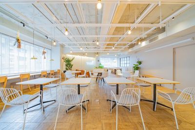 六本木駅徒歩30秒。東京ミッドタウン横の好立地。質の高いデザイナーズ家具が揃った天井高3m以上のラウンジスペース。 - SPOT 六本木ミッドタウンサイド