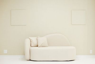 優しいベージュの広々とした壁 - CLELIA 韓国風フォトスタジオの室内の写真
