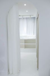 メイクルームとフィッティングルームへの入口 - CLELIA 韓国風フォトスタジオの設備の写真