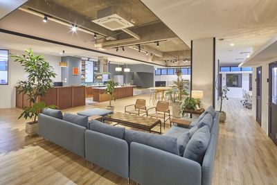 市役所、金融機関にほど近い名護市の中心部にあります。ジムやラジオ局、新聞社も入居する複合型ワークプレイス - howlive名護宮里店