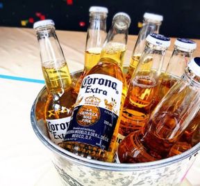 コロナビールやクラフトビールなどを用意（生ビールはありません） - cafe & bar SUU 東京スカイツリー前（押上駅）から徒歩2分の Cafe & Barの室内の写真