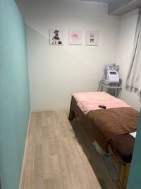 キャビテーション付　リラクゼーションサロン キャビテーション、シミプラズマネオ付きリラクゼーションルームの室内の写真