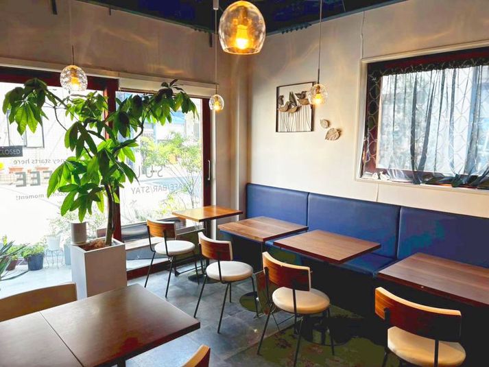 ロールスクリーンで店内をおおうこともできます。レイアウト変更の可能です。 - cafe & bar SUU 東京スカイツリー前（押上駅）から徒歩2分の Cafe & Barの室内の写真