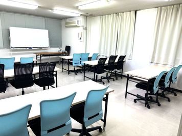 3名ずつ着席の場合、18名座れます。補助椅子6脚も用意しておりますので、急に人数が増えたときも安心です。 - 熊本水道町ミーティングスペース 貸し会議室・レンタルスペース（セミナー・商談・リモート・面接）の室内の写真